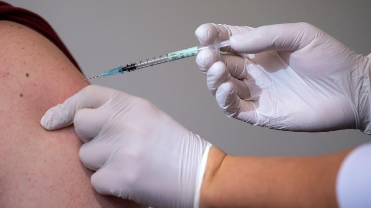 ARCHIV - Die Wirksamkeit der Booster-Impfung sinkt nach drei Monaten oder länger. Foto: Sven Hoppe/dpa