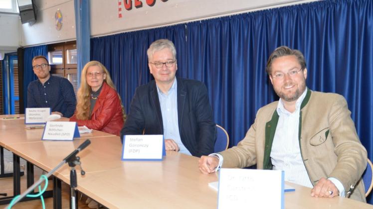 Sie diskutierten mit den Schülern: Malte Krüger (v.l.), Gerlinde Böttcher-Naudiet, Stefan Goronczy und Otto Carstens.