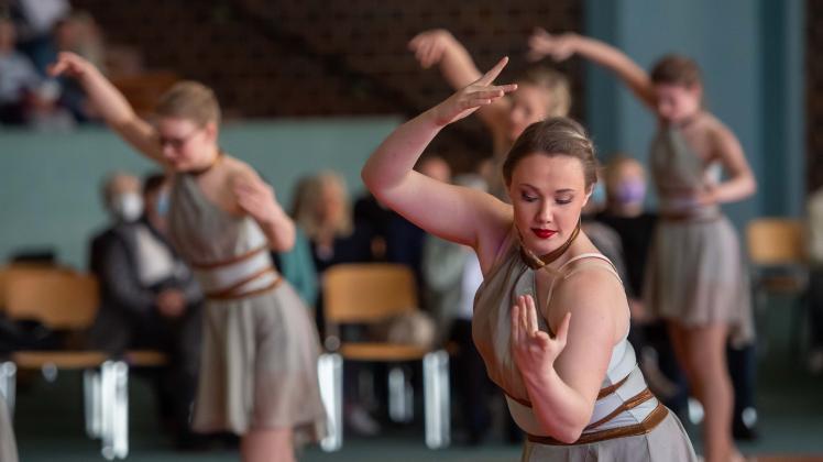 Bei der Benefizgala des Tanzstudio Hagenow traten die Tänzerinnen zugunsten von Kindern in der Ukraine auf.