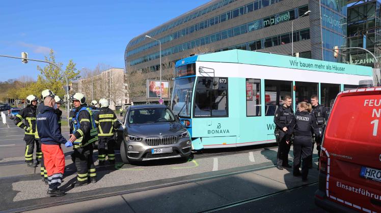 Auto kollidiert mit der Straßenbahn in Rostock