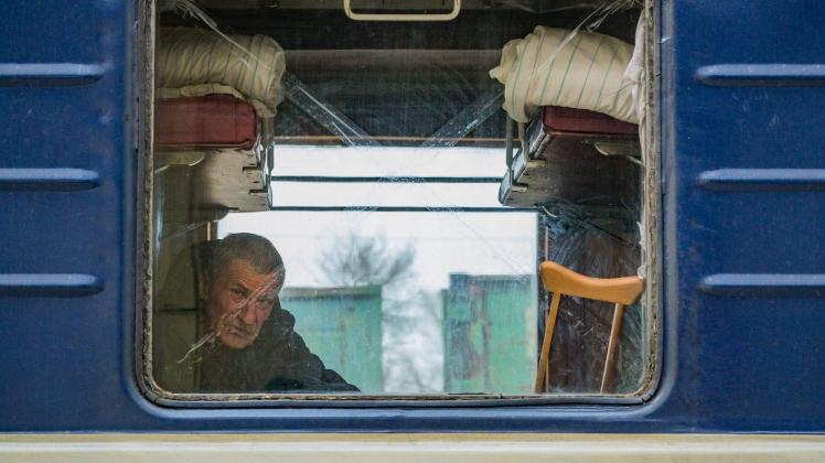 Ein Mann aus dem Donbass wartet am Bahnhof von Pokrowsk auf seine Evakuierung in eine sichere Stadt in der Ukraine. Foto: Celestino Arce Lavin/ZUMA Press Wire/dpa