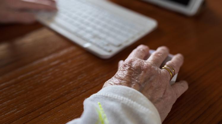Mit einem Beteiligungsportal bietet die Stadt Osnabrück den Bürger nun die Möglichkeit, sich in Osnabrück-Themen aktiv einzubringen. (Symbolbild) Crop anonymous patient with keyboard against tablet with doctor on screen during video call in house Copyright: xSergiox