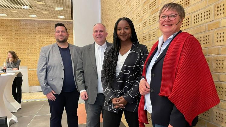 Sie wollen für den Wahlkreis 11 (Neumünster-Boostedt) in den Landtag einziehen: (von vorn) Kirsten Eickhoff-Weber (SPD), Aminata Touré (Grüne), Hauke Hansen (CDU) und Florian Meyer (FDP).