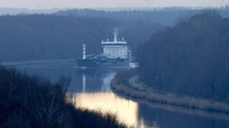 Ein Tanker durchquert den Nord-Ostsee-Kanal. /Symbolfoto