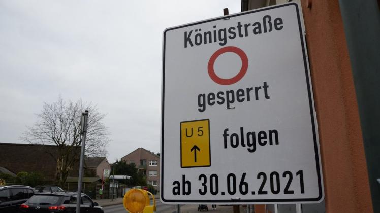 Der erste Bauabschnitt in der Königstraße konnte nicht wie geplant zu Ostern fertiggestellt werden. Die Sperrung des Knotenpunkts mit der Gärtnerstraße, Postestraße und Bäckerstraße soll noch bis Juli bleiben.