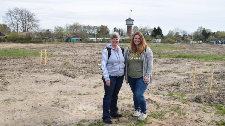 Seit Ende Februar ist auf dem Grundstück nichts weiter passiert. Nadine Schmalmack und ihre Schwiegermutter Birgit Schmalmack, die mit einziehen wird, hoffen, dass bald endlich das Fundament gegossen wird.
