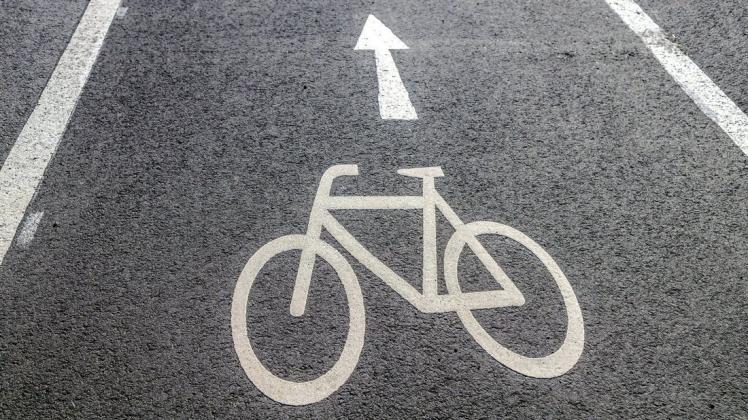 Rad-Piktogramme auf der Straße sollen insbesondere den Autofahrern deutlich machen, dass sie sich die Fahrbahn mit Radfahrern teilen.
