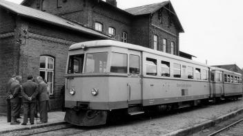 Ein Talbot-Treibwagen mit Waggon im Jahr 1958 im Eckernförder Kreisbahnhof. Die digitalisierten und Bilder stammen aus dem Archiv der Heimatgemeinschaft Eckernförde.