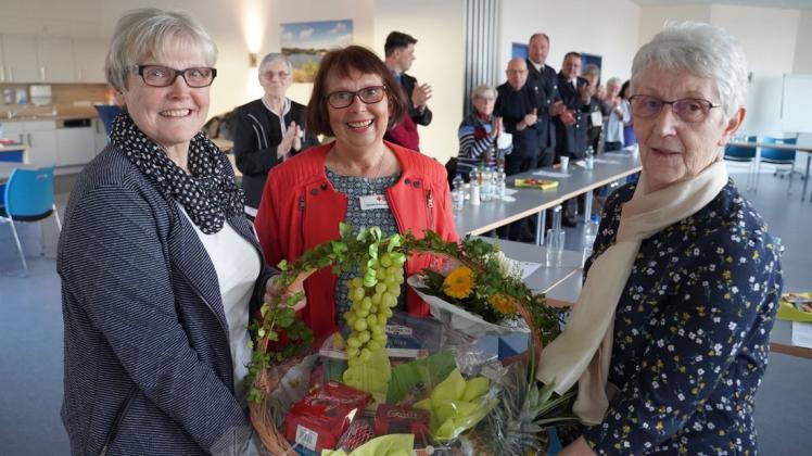 Ein Abschied, der schwerfällt: Die Vorstandsdamen Christa Schröder (links) und Hildegard Ludwig überreichen ihrer scheidenden langjährigen Vorsitzenden Karola Katzmann (Mitte) einen Präsentkorb.