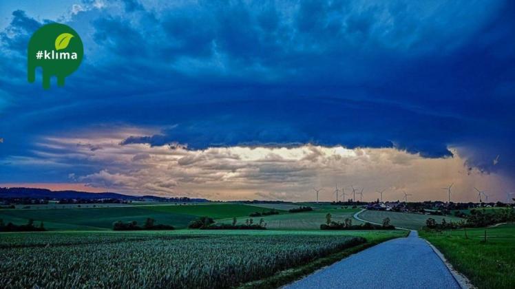 Um Wetter- und Klimaphänomene wie diese Superzelle über Baden-Württemberg eines Tages präzise vorhersagen zu können, beziehen die Forscher zunehmend Künstliche Intelligenz ein.