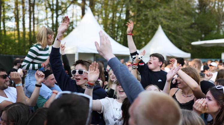 Die Leute tanzen, die Leute haben Spaß. Endlich wieder feiern bei der Spring-Party auf der Wunderwiese in Sentrup. Foto: Michael Gründel