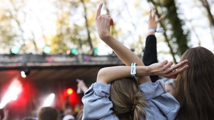 Junge Leute, die ausgelassen tanzen und Spaß haben: Auf diversen Landjugendfesten im Emsland ist das dieses Jahr wieder möglich. Die Leute tanzen, die Leute haben Spaß. Endlich wieder feiern bei der Spring-Party auf der Wunderwiese in Sentrup. Foto: Michael Gründel