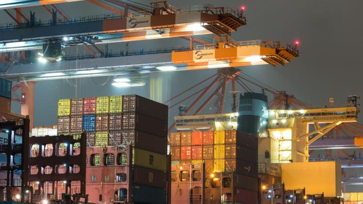 ARCHIV - Ein Containerschiff liegt im Hafen und wird entladen. Foto: Daniel Bockwoldt/dpa/Symbolbild