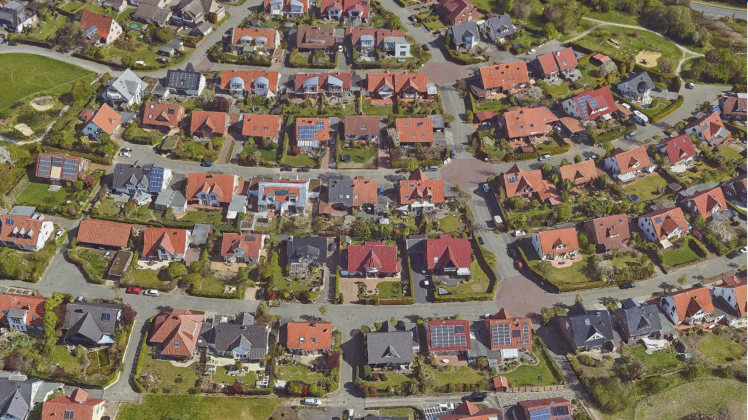 Überall noch ein Stockwerk draufsetzen? Das schlägt die Linke-Fraktion für alle Einfamilienhaussiedlungen vor. Hier das Wohngebiet am Staudenweg in Sutthausen. Überall noch ein Stockwerk draufsetzen? Das schlägt die Linke-Fraktion für alle Einfamilienhaussiedlungen vor. Hier das Wohngebiet am Staudenweg in Sutthausen.