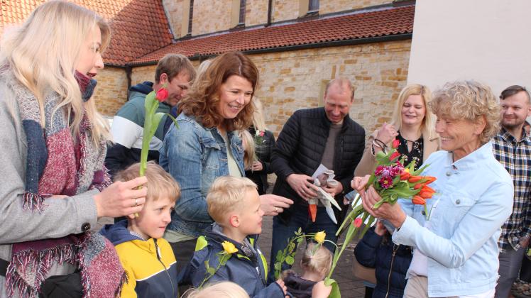 Brigitte Bernhold schüttelte nach dem Gottesdienst zahlreiche Hände und bekam von „ihren“ Kindern Blumen überreicht. 24.04.2022