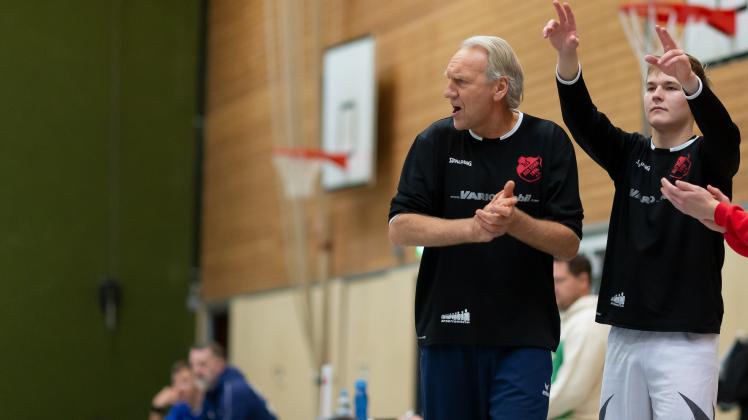 Nicht viel auszusetzen hatte Trainer Volker Hensel an den zwei Wochenend-Auftritten der Bad Essener Basketballer in der Oberliga und im Pokal. Basketball - Oberliga - 2021/2022 - TuS Bad Essen vs. Stade