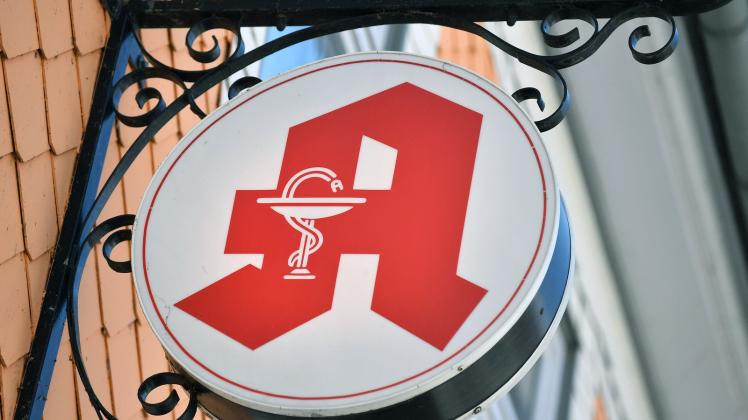 ARCHIV - Das Apothekenzeichen hängt an einer Hausfassade. Foto: Martin Schutt/dpa-Zentralbild/dpa/Symbolbild ARCHIV - Das Apothekenzeichen hängt an einer Hausfassade. Foto: Martin Schutt/dpa-Zentralbild/dpa/Symbolbild