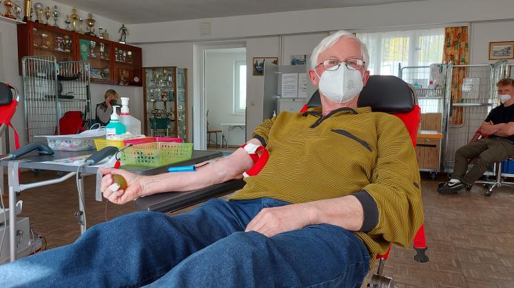 Manfred Krause beim Blutspenden.