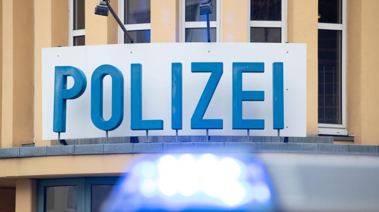 ARCHIV - Ein Einsatzwagen der Polizei steht vor einer Dienststelle. Foto: Friso Gentsch/dpa/Symbolbild ARCHIV - Ein Einsatzwagen der Polizei steht vor einer Dienststelle. Foto: Friso Gentsch/dpa/Symbolbild