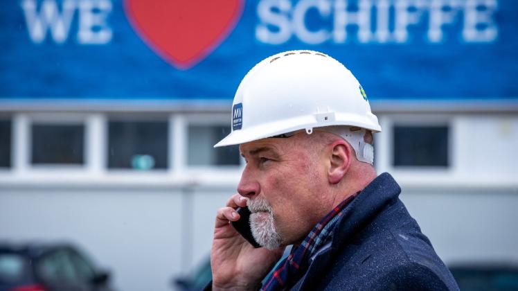 ARCHIV - Carsten Haake, Geschäftsführer der Lloyd Werft Besitzgesellschaft, telefoniert. Foto: Jens Büttner/dpa-Zentralbild/dpa/Archivbild