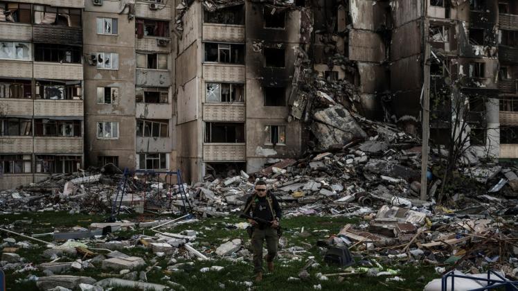 Unzählige Gebäude in Charkiw wurden durch russischen Beschuss schwer beschädigt. Foto: Felipe Dana/AP/dpa