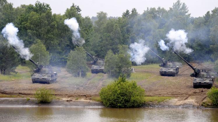 ARCHIV - Ein Zug Panzerhaubitze 2000 schießt auf dem Truppenübungsplatz in Munster während der Informationslehrübung "Das Heer im Einsatz". Foto: Maurizio Gambarini/dpa ARCHIV - Ein Zug Panzerhaubitze 2000 schießt auf dem Truppenübungsplatz in Munster während der Informationslehrübung "Das Heer im Einsatz". Foto: Maurizio Gambarini/dpa