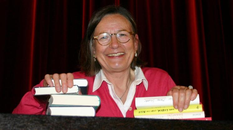 Buchkritikerin und NDR-Journalistin Annemarie Stoltenberg stellte ihre Buchtipps zum 17. Mal live und in Farbe vor Publikum in Eckernförde vor.