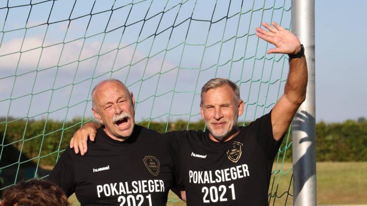 Tschüss, Flensburg! Klaus-Peter Nemet (re.), der hier mit Team-Koordinator Willi Petersen den Pokalsieg 2021 feiert, verabschiedet sich am Saisonende.