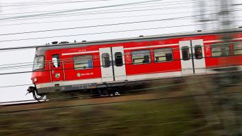 Eine S-Bahn der Deutschen Bahn auf einem Gleis vor dem Bahnhof Köln Deutz. (Themenbild, Symbolbild) Köln, 30.03.2022 NRW
