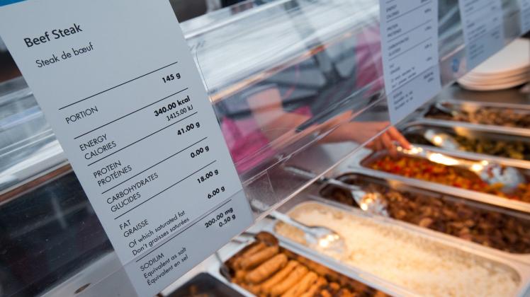 ARCHIV - Angaben zu Kalorien und Nährwerten auf einem Hinweisschild. Foto: Michael Kappeler/dpa