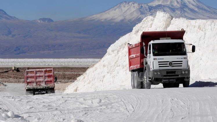 ARCHIV - Lastwagen fahren durch den Salar de Atacama in Chile. Foto: Ariel Marinkovic/Agencia Uno/dpa