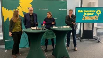 Landtagswahlen in Niedersachsen: Die Landesvorsitzenden Anne Kura (l.) und Hanso Janßen (r.) sowie die Spitzenkandidaten Julia Willie Hamburg und Christian Meyer haben den Programmentwurf der Grünen vorgestellt.