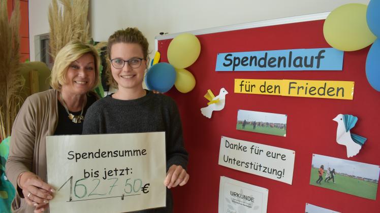 Den Spendenlauf der Grundschule Bentwisch, bei dem über 1600 Euro zusammen kamen, hatten die Lehrerinnen Anke Kenzler (l.) und Birte Kaschützke organisiert.