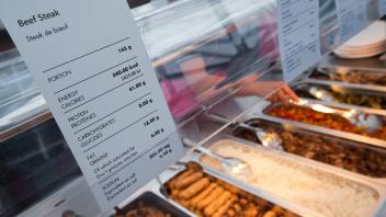 ARCHIV - Das Bundesministerium für Ernährung und Landwirtschaft (BMEL) prüft, ob Kalorien-Angaben in Speisekarten in Deutschland möglich und sinnvoll sind. Foto: Michael Kappeler/dpa