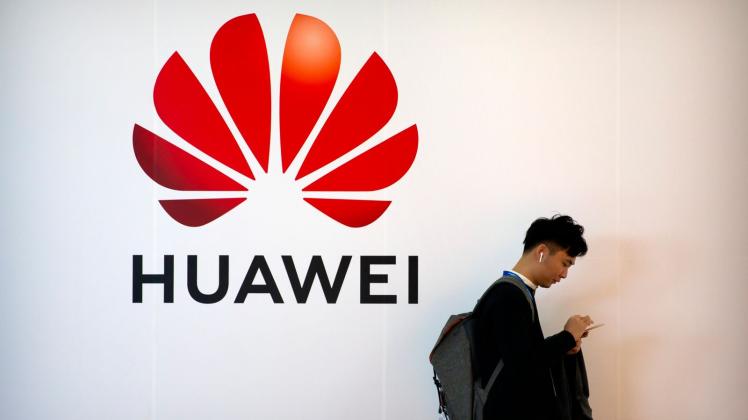 ARCHIV - Chinas Telekomriese Huawei will sich den US-Sanktionen mit massiven Innovationen entgegenstemmen. Foto: Mark Schiefelbein/AP/dpa