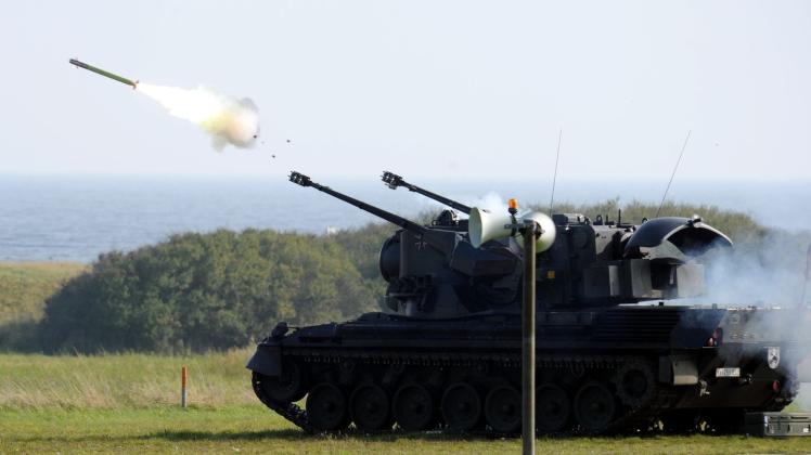 ARCHIV - Ein Flugabwehrpanzer vom Typ "Gepard 1A2" feuert auf dem Schießplatz im schleswig-holsteinischen Todendorf eine Stinger-Flugabwehrrakete ab. Foto: Carsten Rehder/dpa ARCHIV - Ein Flugabwehrpanzer vom Typ "Gepard 1A2" feuert auf dem Schießplatz im schleswig-holsteinischen Todendorf eine Stinger-Flugabwehrrakete ab. Foto: Carsten Rehder/dpa