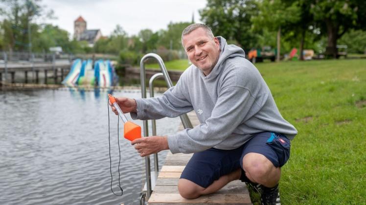 Hofft auf eine gute Saison für das Rostocker Flussbad: Uwe Richter, Vorsitzender des Rostocker Vereins Wassersport Warnow.