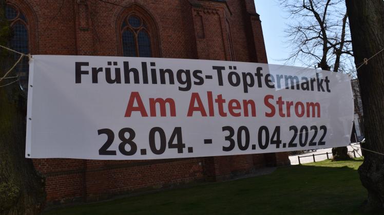 Das Banner am Kirchenplatz weist auf den Töpfermarkt am Alten Strom hin, der vom 28. bis 30. April von der City Agentur Schumann veranstaltet wird.