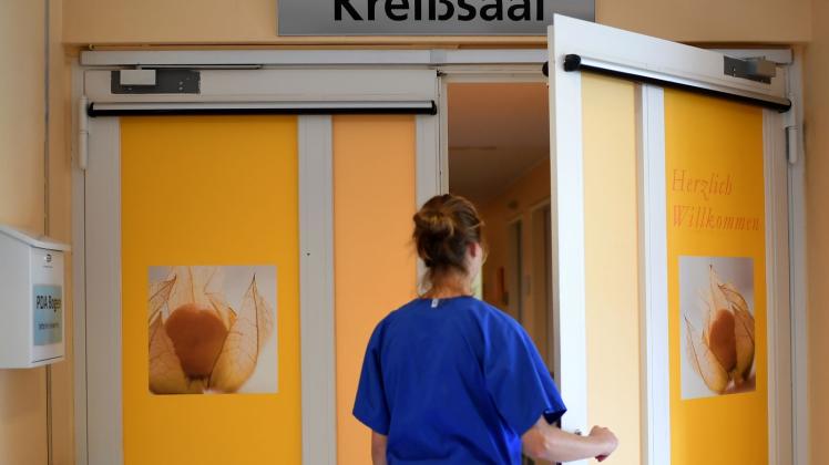 ARCHIV - Fast jede dritte Geburt in einem deutschen Krankenhaus ist ein Kaiserschnitt. Foto: Britta Pedersen/dpa-Zentralbild/dpa