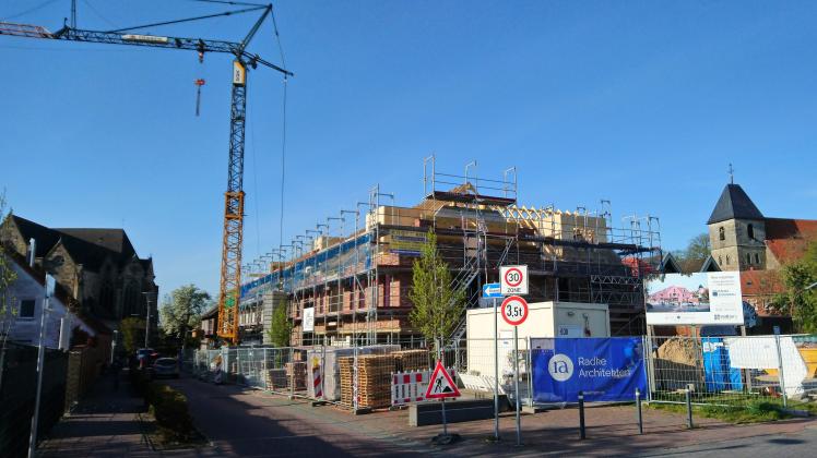 Der Rohbau des Wohn- und Geschäftshauses in der Lengericher Ortsmitte steht: Stand einem Richtfest haben die Investoren jetzt aber zu einer Spendenaktion aufgerufen. Der Rohbau des Wohn- und Geschäftshauses in der Lengericher Ortsmitte steht: Stand einem Richtfest haben die Investoren jetzt aber zu einer Spendenaktion aufgerufen.