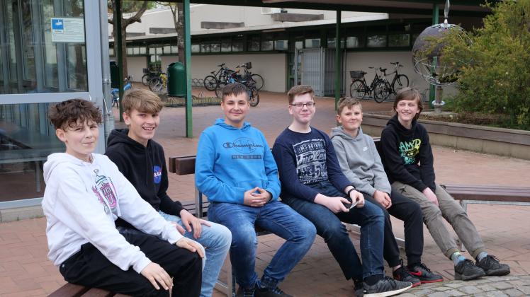 Niklas Klocke, Mika Stolle, Dominik Szmit, Jakob Bensmann, Lukas Runkel und Jan Meyer haben als Teilnehmer der "GenerationenWerkstatt" bei KME eine neue Rundbank für den Schulhof der TMS gebaut.