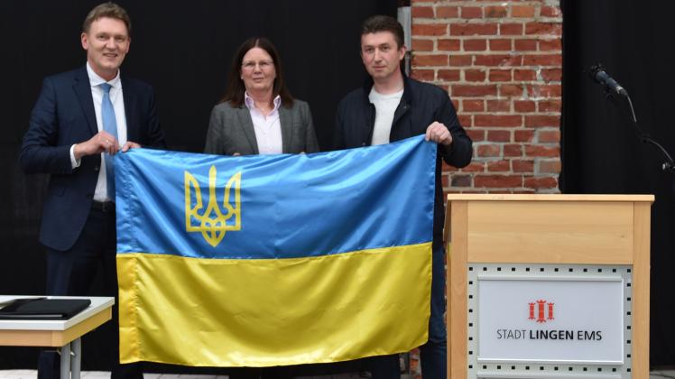 Eine Städtepartnerschaft haben Lingen und die ukrainische Stadt Lanivtsi beschlossen. Darüber freuen sich (von links) Oberbürgermeister Dieter Krone, die Ratsvorsitzende Annette Wintermann und der Bürgermeister von Lanivtsi, Roman Kaznovetskyi.