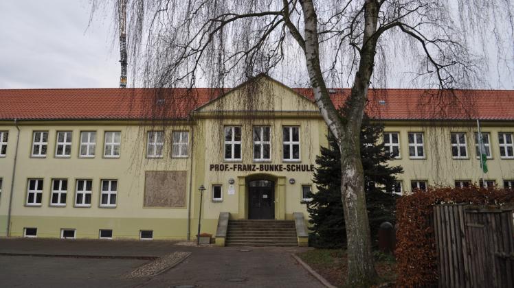 An der Franz-Bunke-Schule in Schwaan werden die 18 SchÃ¼ler der Abschlussklasse seit Montag wieder unterrichtet. 