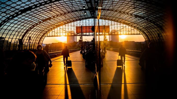 ARCHIV - Wer nicht fliegen möchte, kann auch mit dem Nachtzug weite Strecken fahren. Das Angebot in Deutschland wächst. Foto: Christoph Soeder/dpa/dpa-tmn