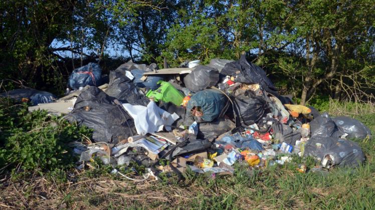 In der Nähe von Neperstorf und der A14 haben unbekannte Täter einen riesigen illegalen Müllberg abgeladen.
