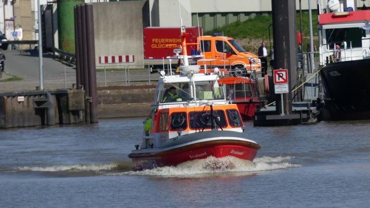 Die Glückstädter Feuerwehr rückte wegen eines Havaristen mit ihrem Rettungsboot „Stralsund“ gleich zwei Mal zur Störmündung aus.