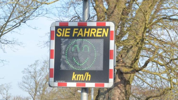 Solche Tafeln für Geschwindigkeitsmessungen hängen mittlerweile in vielen Orten.