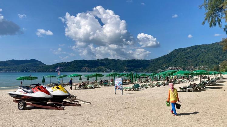 ARCHIV - Der Strand von Patong. Thailand lockert die Einreiseregeln für zweifach geimpfte Touristen weiter. Foto: Carola Frentzen/dpa ARCHIV - Der Strand von Patong. Thailand lockert die Einreiseregeln für zweifach geimpfte Touristen weiter. Foto: Carola Frentzen/dpa