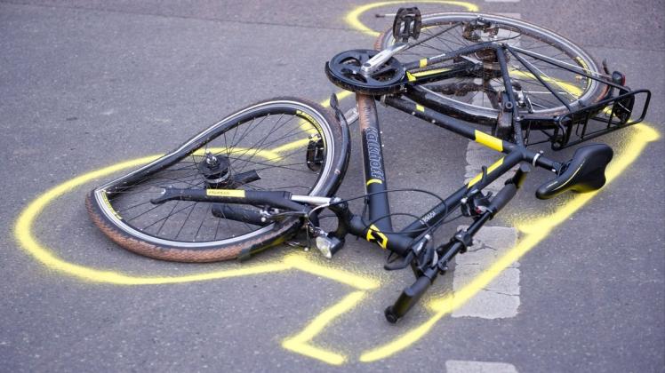 Bei dem Unfall auf der Rendsburger Straße in Neumünster wurde der Radfahrer wahrscheinlich verletzt. Jetzt sucht ihn die Polizei. (Symbolbild)