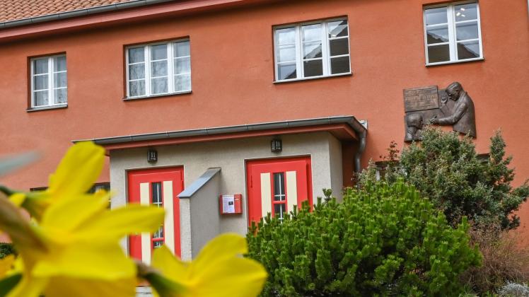 PRODUKTION - Das ehemalige Wohnhaus von Hans Fallada beherbergt heute ein kleines Museum über den Schriftsteller. Foto: Patrick Pleul/dpa PRODUKTION - Das ehemalige Wohnhaus von Hans Fallada beherbergt heute ein kleines Museum über den Schriftsteller. Foto: Patrick Pleul/dpa